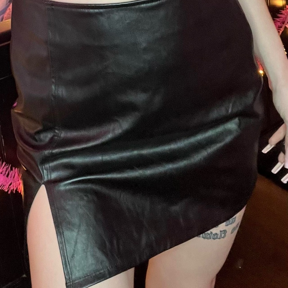 BLACK PU LEATHER SKIRT <3 KENDALL AND KYLIE BY PACSUN 🖤📞♣️🖤
